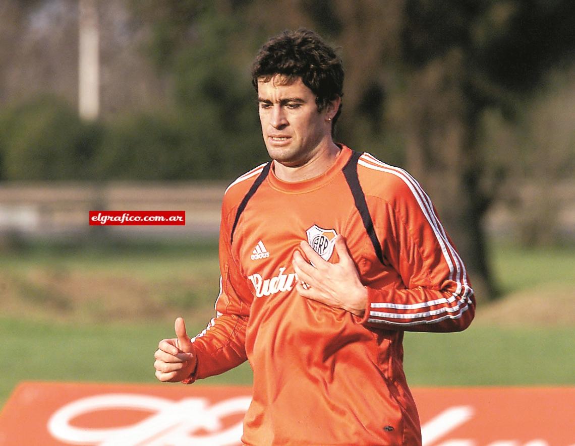 Entrena en River, club del cual es hincha.