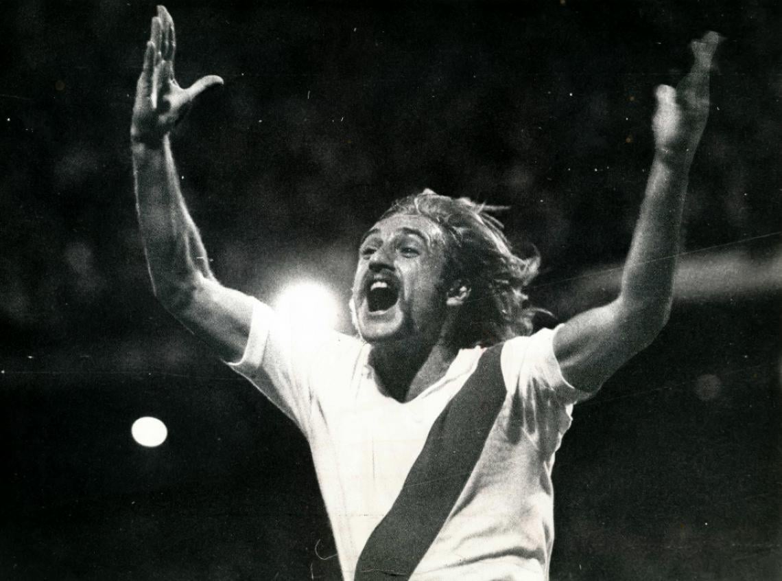 Imagen 1975. José Omar Reinaldi, “La Pepona”, instantes después de marcar uno de sus goles inolvidables para River que vencía 1 a 0 a Estudiantes y se encaminaba al bicampeonato.