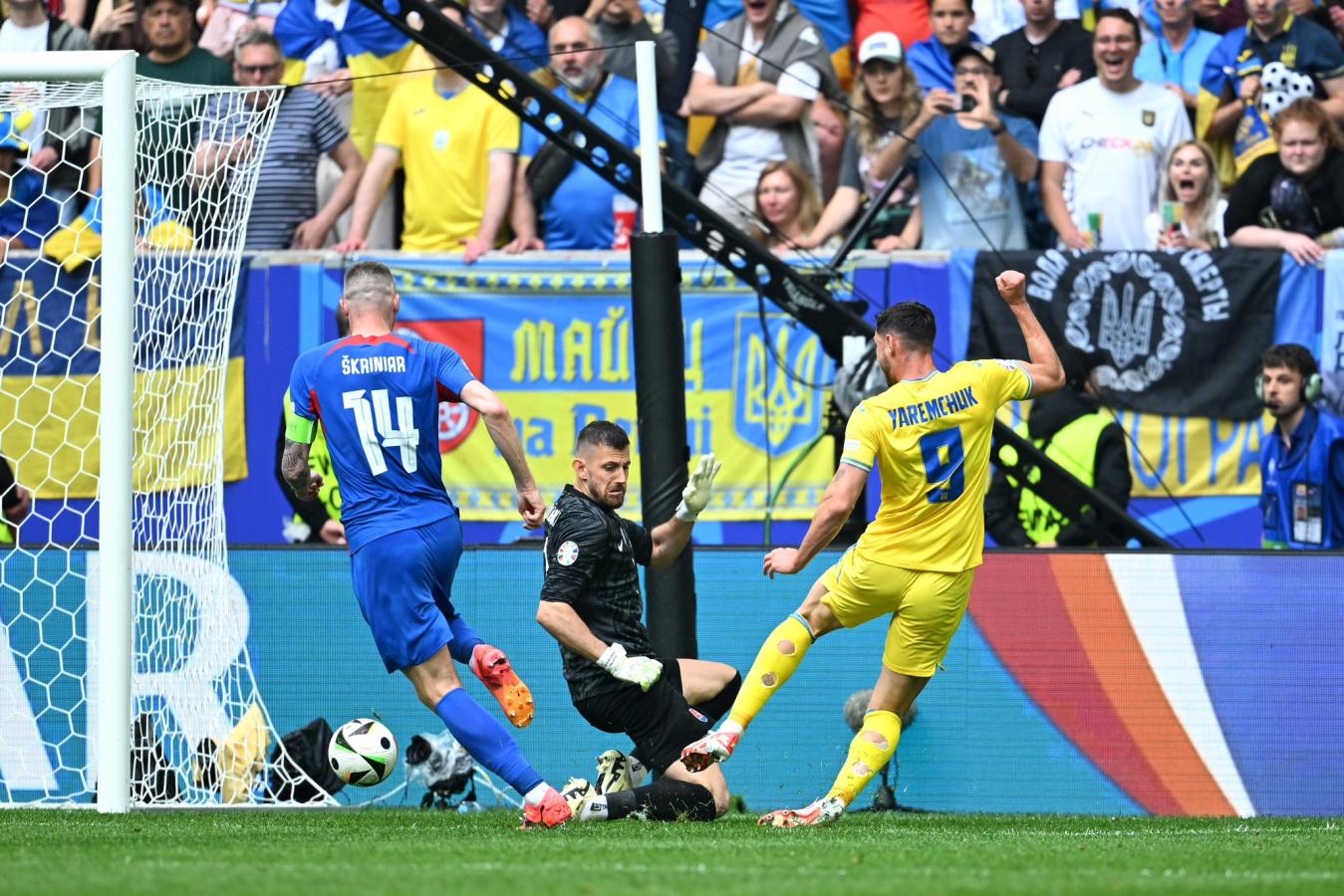 Imagen El momento preciso del gol de Yaremchuk para el 2-1 final de Ucrania.
