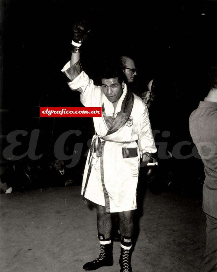 Nació en La Plata, el 15 de octubre de 1940. Es el único de los vencedores de Monzón que en 1975 (momento en cual salió publicada la nota) se encontraba en actividad. Aguilar era el actual campeón argentino de peso mediano; llevaba realizadas 111 peleas, con 83 triunfos. 11 empates. 16 derrotas y un encuentro sin decisión. Enfrentó a Monzón cuatro veces: ganó la primera, perdiendo las tres restantes. El 28 de agosto de 1963 le quitó el título de invicto a Monzón al vencerlo en el Luna Park.