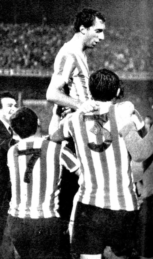 Imagen La noche del primer triunfo frente a Racing, en este 1967. Los hinchas siguen buscando al hombre de su equipo, al que se ve desde afuera. Los compañeros ya lo han proclamado... porque lo sienten desde adentro...