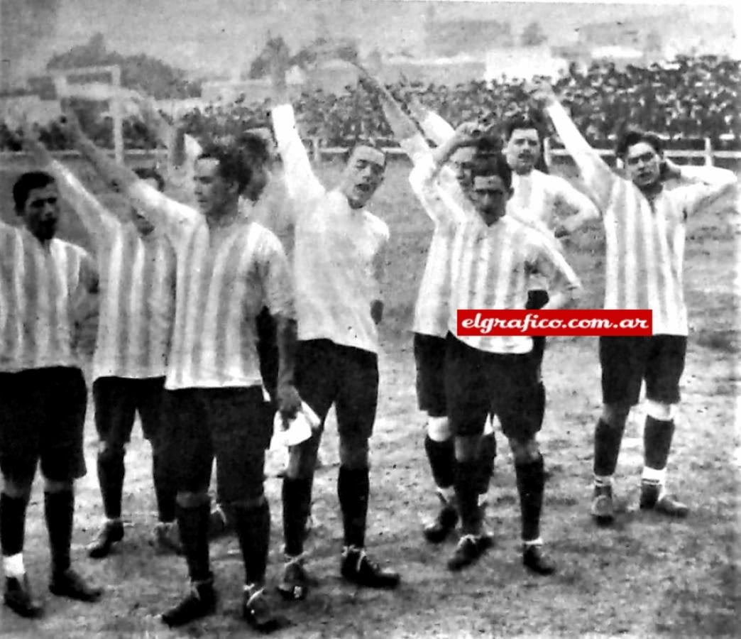 Imagen Escena del Racing glorioso. Pedro Ochoa " Ochoita" entre el arquero Devoto y el half Alfredo López, delante de los zagueros Barreto y Reyes. con el sombrerito en la mano, Ohaco , anagrama de "Ochoa".