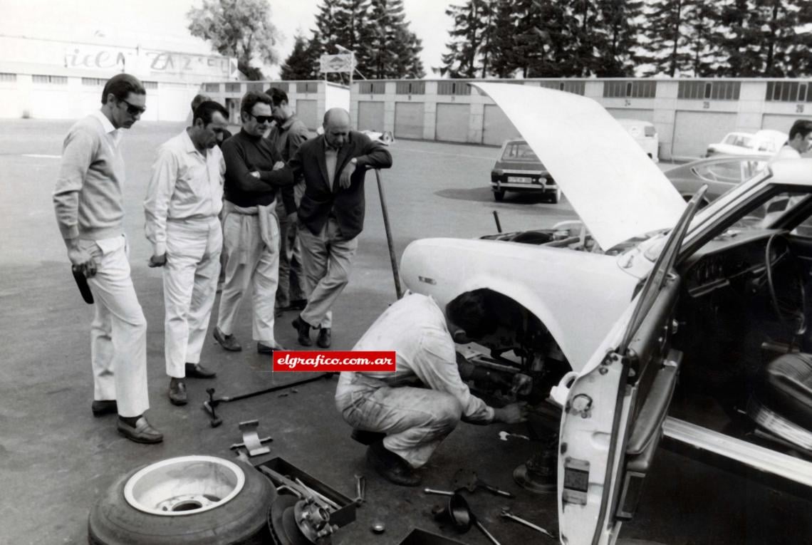 Imagen Juan Manuel Fangio presente en la puesta a punto del Torino. Los mecánicos trabajaron incansablemente.