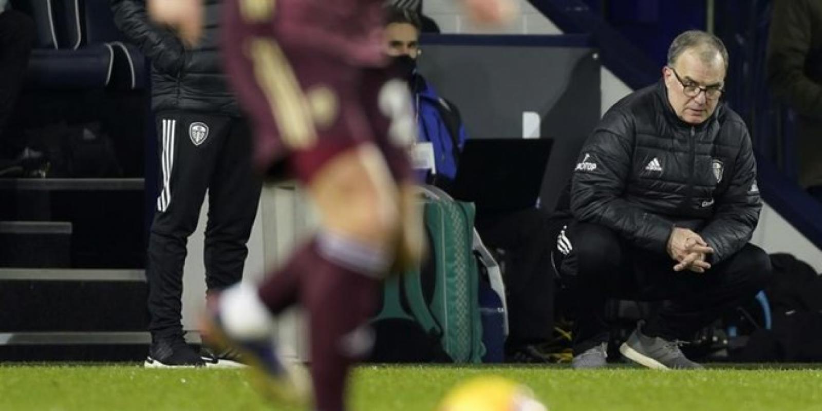El Loco Bielsa y su clásica posición. Su equipo pasó por encima a West Bromwich.