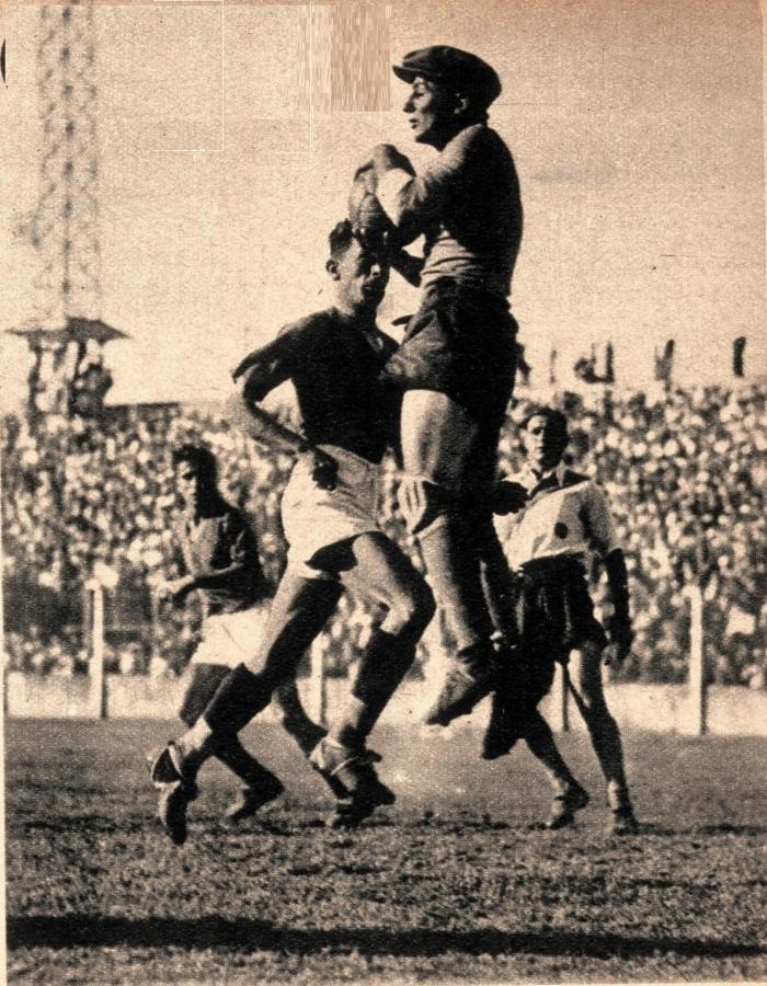 Imagen Sirne, arquero de River Plate, abandona el arco oportunamente para detener la pelota, anulando así la acometida de Cantelli. (Del match que River Plate ganó a San Lorenzo, por 6 a 1).