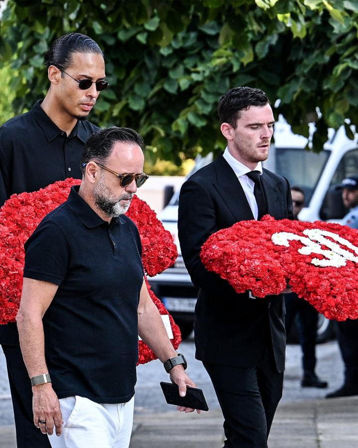 Imagen Robertson y Van Dijk durante el funeral de Diogo Jota.