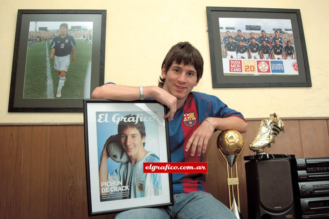 En su casa de Rosario, en el rincón de los recuerdos y logros, con los primeros trofeos y una tapa obsequiada por El Gráfico.