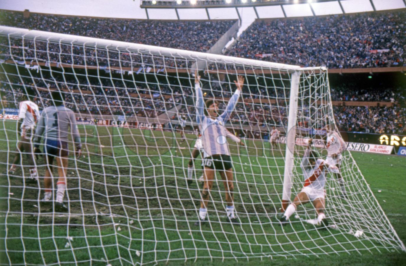 Gareca celebra de cara a los hinchas un gol fundamental