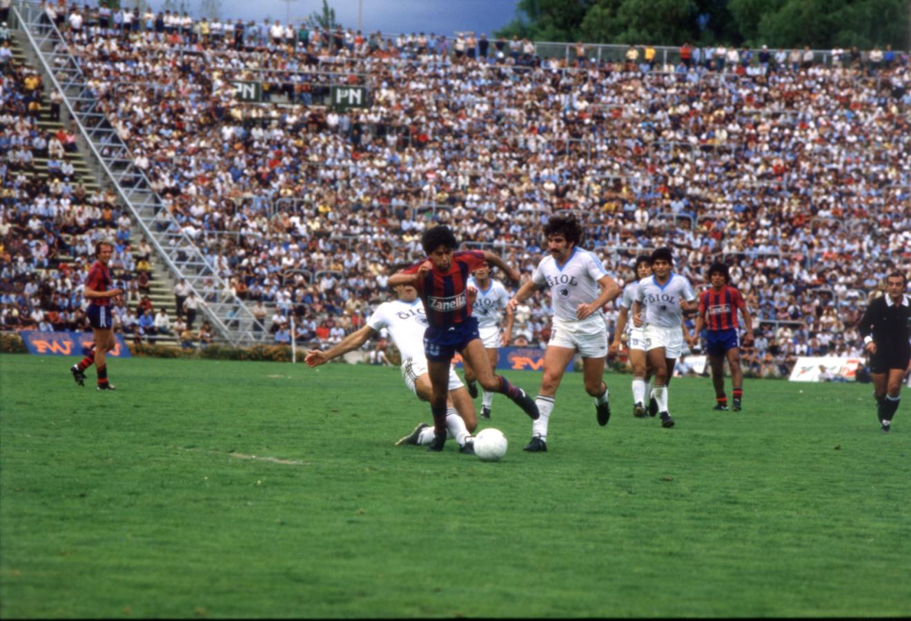 Imagen Luna, de San Lorenzo, escapa de la marca de jugadores de Gimnasia de Mendoza, el 18 de marzo de 1984