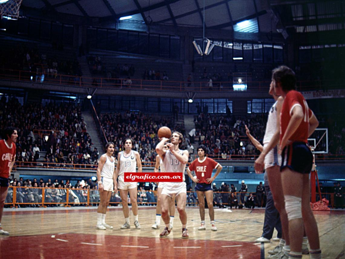 "Estoy por tirar un tiro libre contra los chilenos en el Sudamericano de 1973, en Bogotá. Subcampeones. Ese torneo es el mejor recuerdo de mi paso por la Selección Argentina. No sé si fue el mejor equipo, pero yo no me puedo olvidar del gran compañerismo que hubo. Fue la Selección más unida que integré".