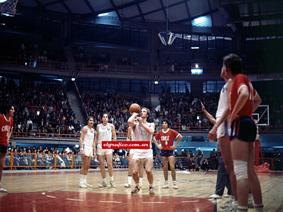 Imagen "Estoy por tirar un tiro libre contra los chilenos en el Sudamericano de 1973, en Bogotá. Subcampeones. Ese torneo es el mejor recuerdo de mi paso por la Selección Argentina. No sé si fue el mejor equipo, pero yo no me puedo olvidar del gran compañerismo que hubo. Fue la Selección más unida que integré".