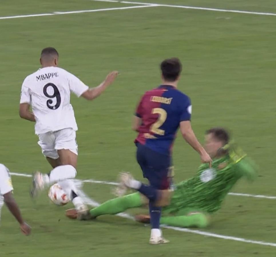 Imagen La falta sobre Mbappé que le valió la expulsión al arquero polaco de Barcelona