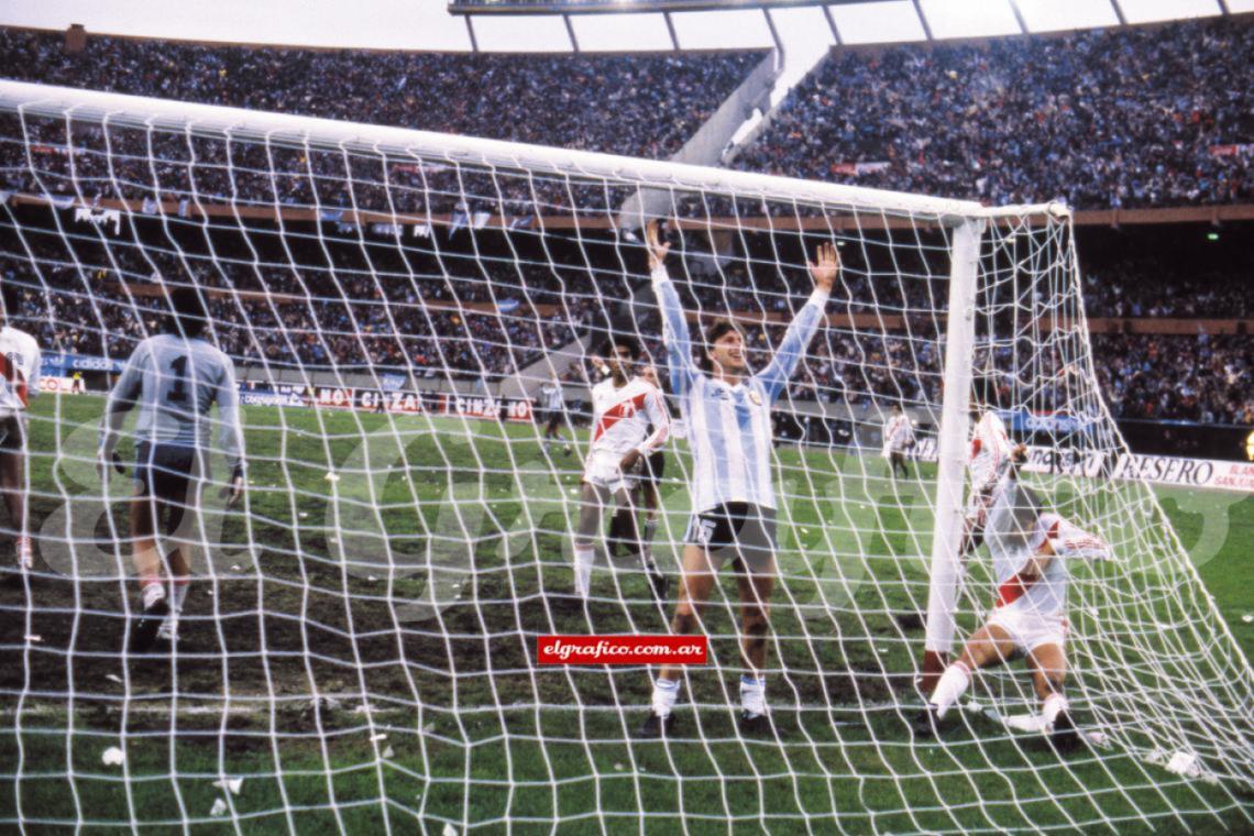 ¡Al Mundial! Gareca convierte el 2-2 agónico ante Perú y la Argentina de Bilardo se clasifica para México 86.