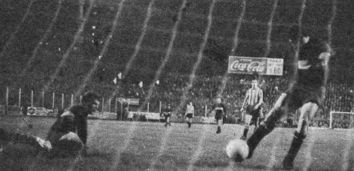 Imagen Record de goles en menor cantidad de tiempo jugado: en trece minutos, Estudiantes y Boca se marcaron seis goles. Ocurrió en 1971. Este es el quinto, marcado por Curioni. 