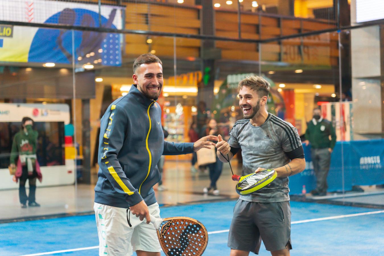 Imagen Alex Chozas, uno de los mejores argentinos, y el actor Yeyo de Gregorio. Prensa Abasto Padel.