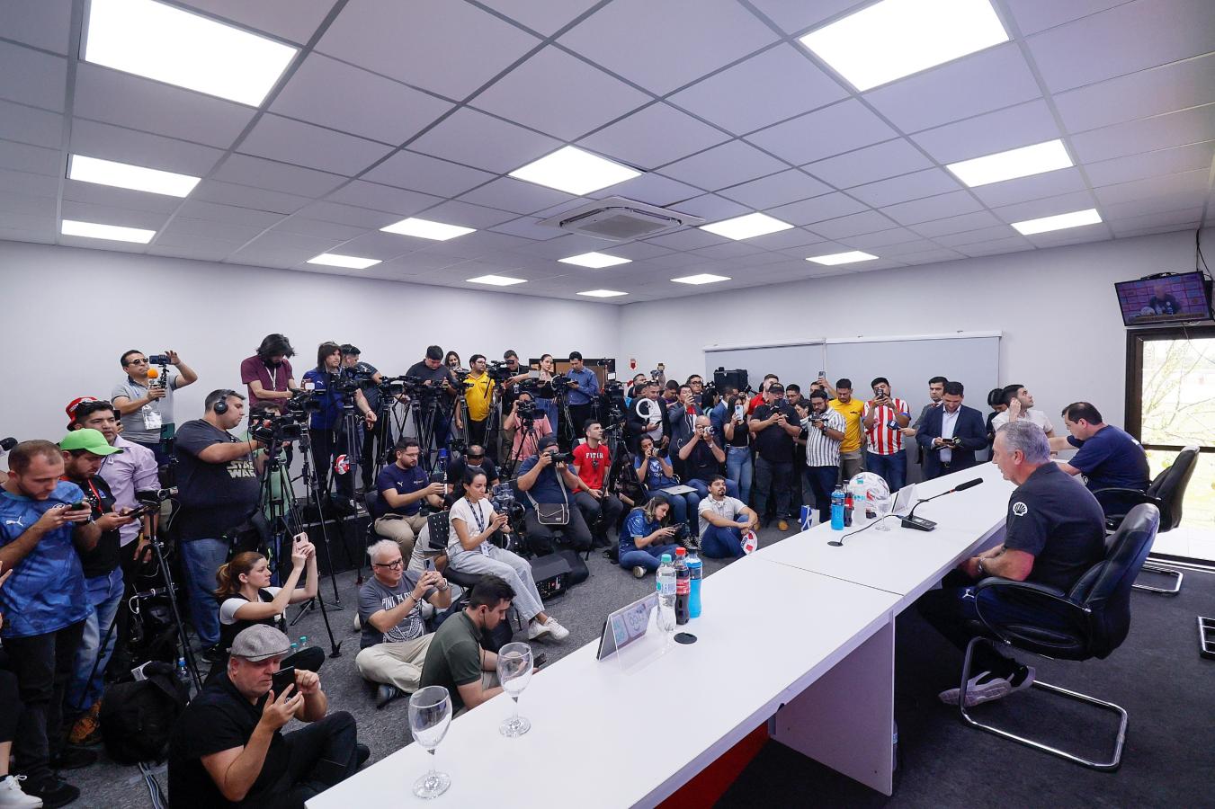 Imagen Gustavo Alfaro en plena conferencia. Hay mucha expectativa en Paraguay.