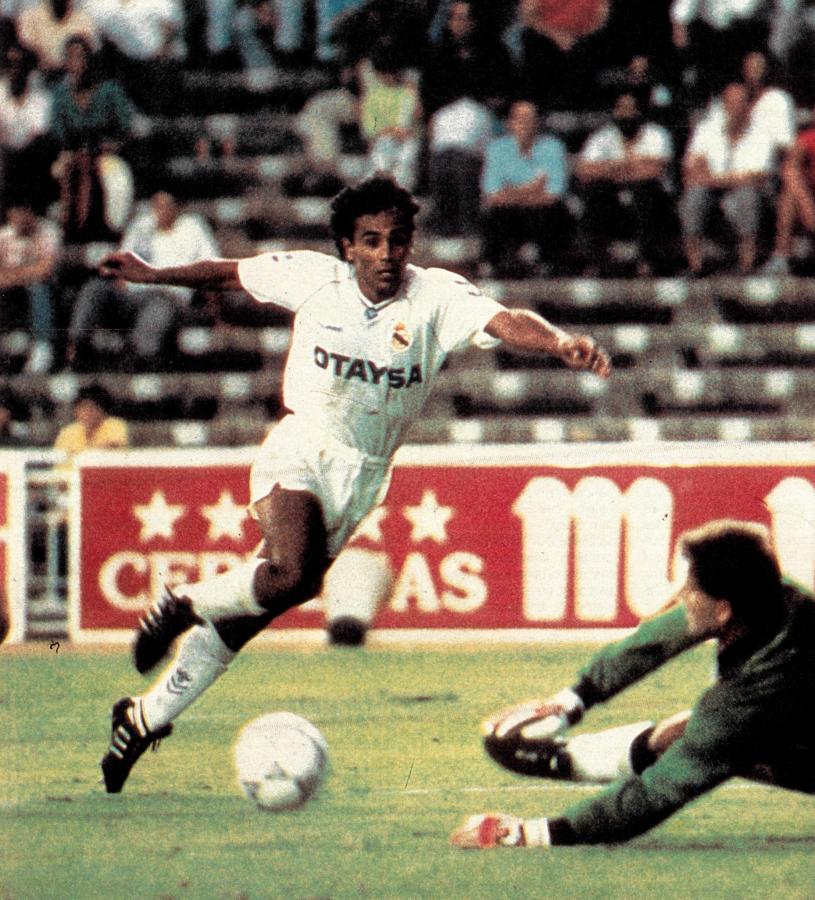 Ya miró, ya tocó, ya definió. Gol. Gol de Hugo Sánchez. Después vendrá la cabriola del festejo, infaltable.