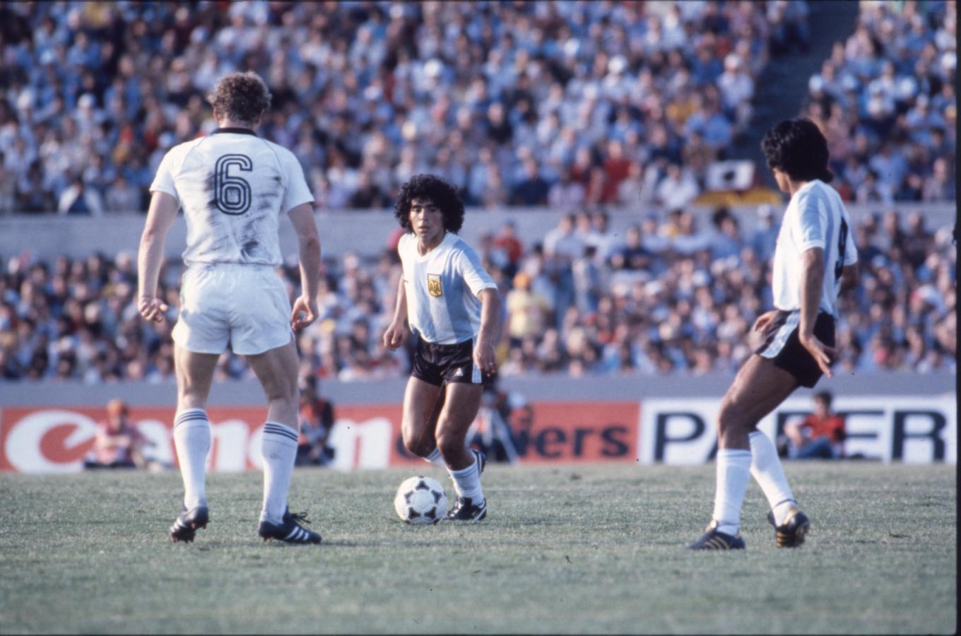 Imagen Maradona, presente en el triunfo 2-1 contra Alemania. En el Mundialito le anotó un gol a Brasil en el empate 1-1