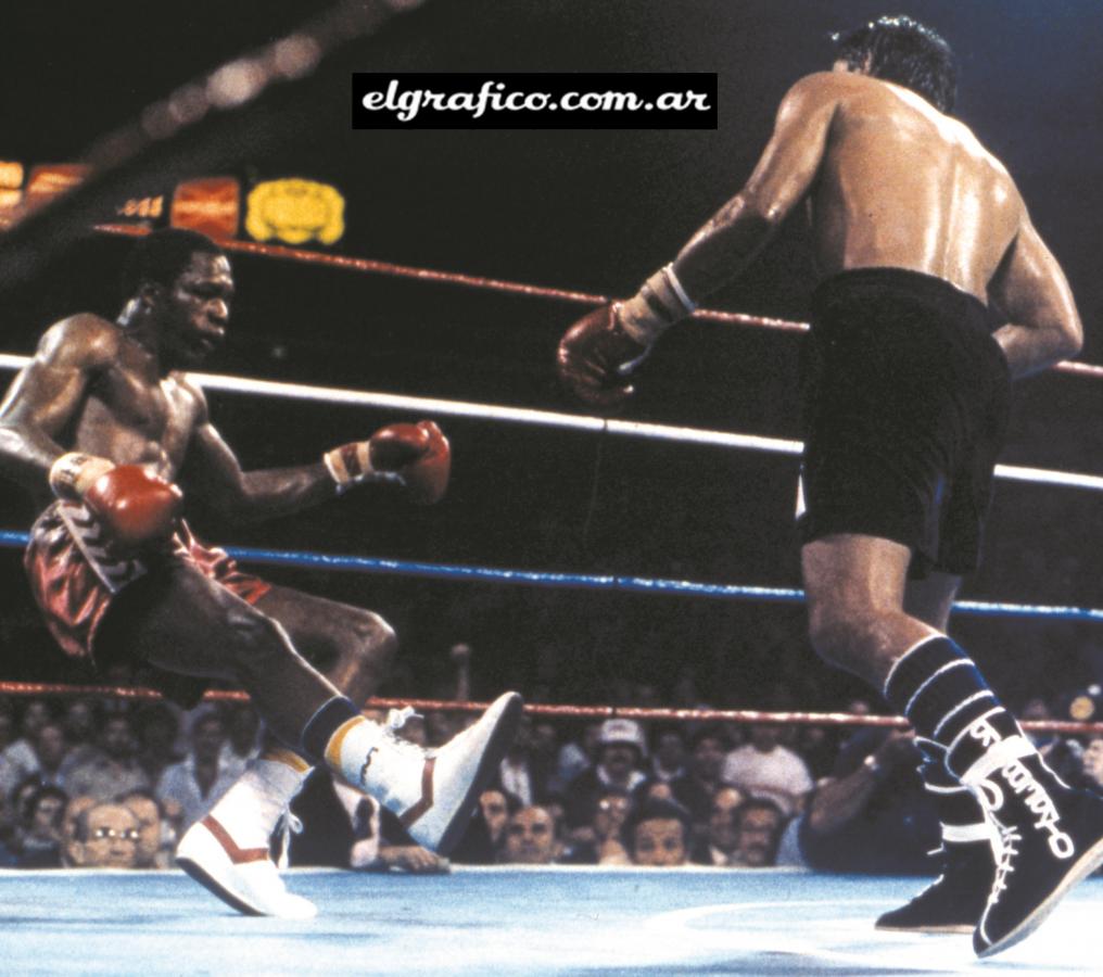 Imagen Durán castiga a Davey Moore. Mano de Piedra logró el campeonato mundial mediano junior en gran actuación.