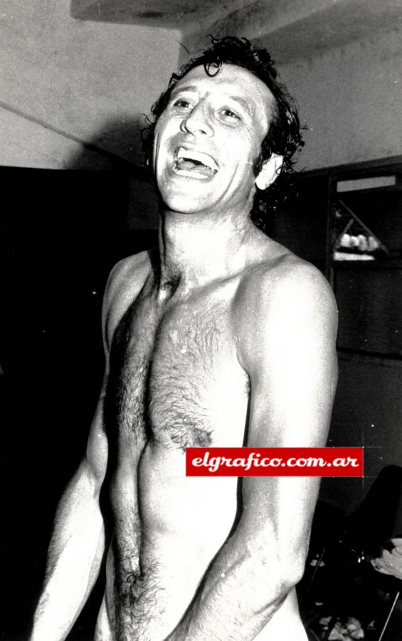 Miguel Nicolau jugó en boca desde 1963 hasta 1973 en su primera etapa, luego tuvo una segunda entre 1974 y 1975. Consiguió tres títulos con la azul y oro.