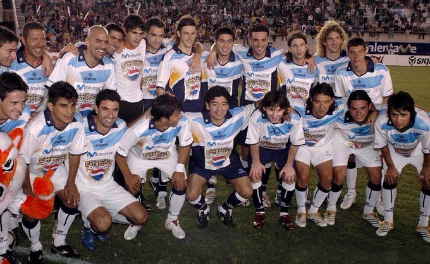 Imagen Figuras y emblemas del fútbol argentino. De ayer, de hoy y de siempre. De Maradona a Messi, pasando por Riquelme, Verón y Gallardo. Scaloni también estuvo.