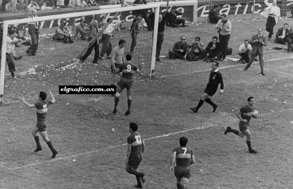 Menéndez empalmó en un cuarto de vuelta un rechazo corto de la defensa riverplatense ante un tiro libre bombeado por Valentim y sacó el zurdazo. Carrizo alcanzará a tocar la pelota sin evitar el gol. Valentim en lugar de festejar con el autor del gol, se lo grita a Carrizo en la cara.
