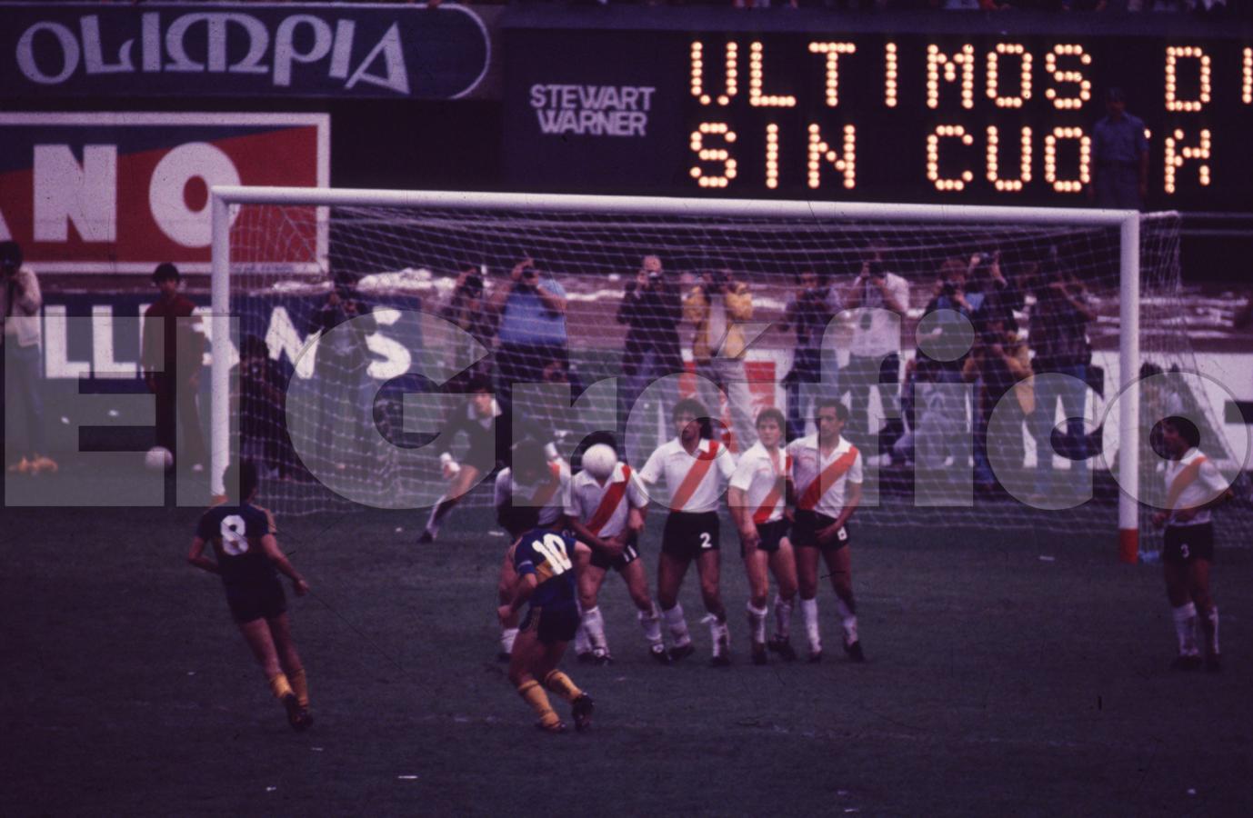 Imagen Nacional 1981: River 2 - Boca 2. Maradona anotó los dos goles xeneizes