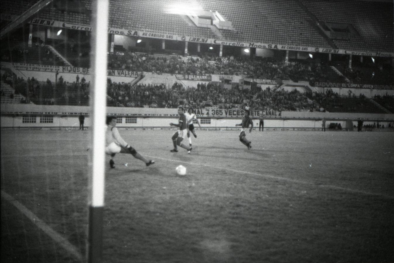 Imagen El remate de J. J. López da en el travesaño. Reinaldi (fuera de la imágen) marcará el segundo gol.