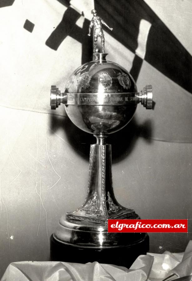 Imagen El trofeo que se le da al campeón, en esta oportunidad con el banderín del Club Atlético Independiente, el club que más veces la ganó (7).