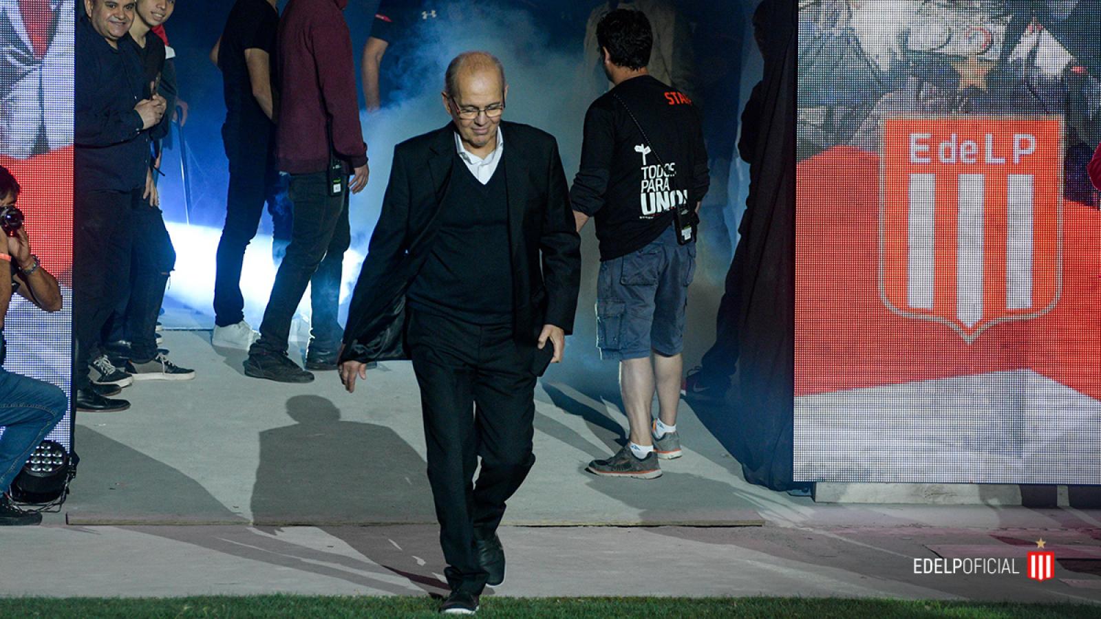 Imagen Sabella ingresando a UNO, el día de la inauguración del nuevo estadio de Estudiantes. Foto: @EdelpOficial