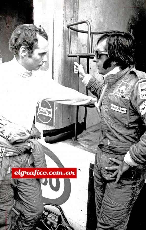 Imagen 1975. Escuchando consejos del gran piloto brasilero Emerson Fittipaldi. FOTO: RICARDO ALFIERI. 