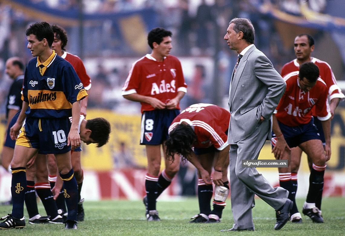Imagen Bilardo Carlos camina entre los jugadores de Independiente