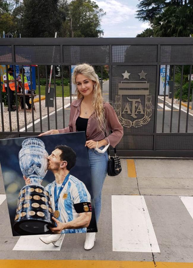 Imagen Messi fue homenajeado por una artista local con un cuadro hiperrealista realizado en óleo sobre lino(TELAM)
