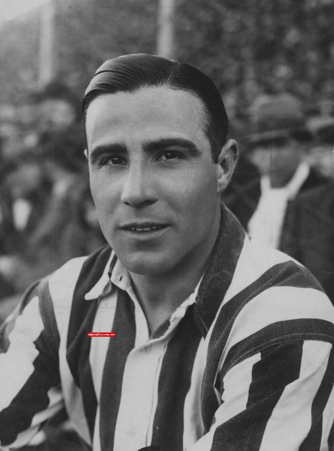 Imagen Debutó en Estudiantes en 1931, jugó allí hasta 1933, cuando partió a La Roma.