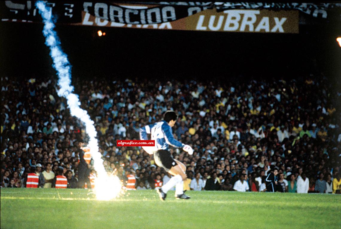 Imagen La bengala no tocó a Rojas, como muestra esta foto de Ricardo Alfieri (h), que fue usada por la FIFA como prueba. Fue el último partido de Rojas.