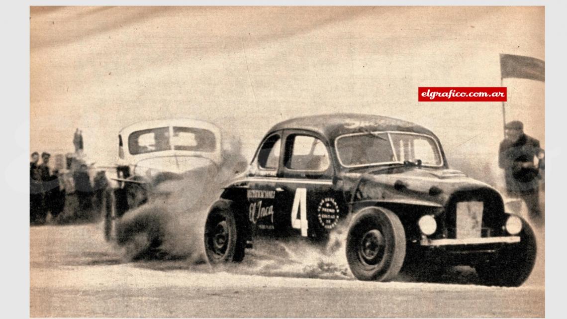 Imagen Durante más de dos terceras partes de la carrera Menditeguy fue uno de los principales animadores de la misma. Aquí, al llegar a Juárez, acaba de pasar a Oscar y se dirige a su puesto de reabastecimiento.