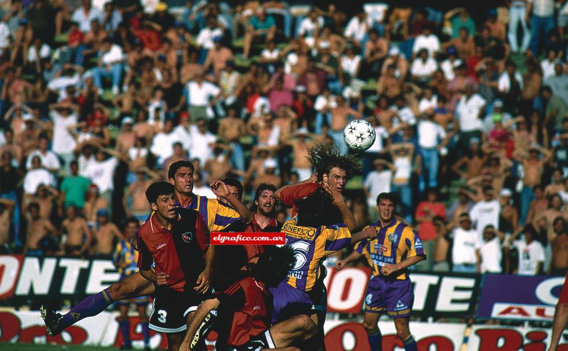 Luján (Walter Samuel), Loeschbor, Berti, Franco, Maceratesi y Botasso buscan en las alturas. Paridad en el Gigante de Arroyito.