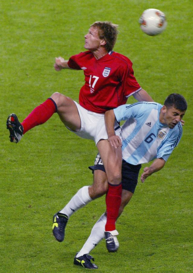 Imagen Un duelo aéreo con Walter Samuel en el Mundial 2002.