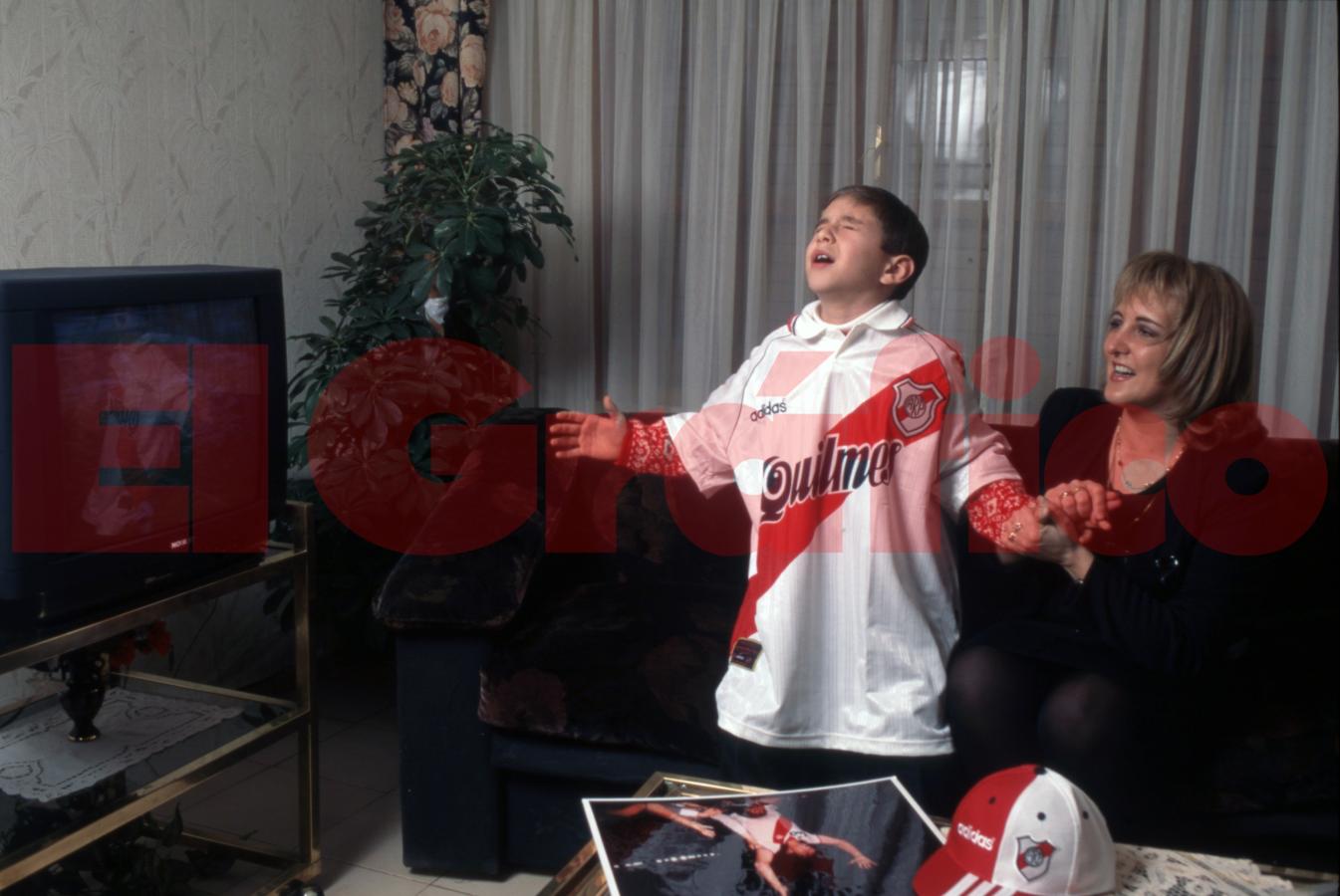 Imagen En 1996, El Gráfico vivió en la intimidad de la familia Funes la obtención de la segunda Copa Libertadores de River. 10 años después de la gesta del Búfalo la historia se repetía. "Me trajeron de regalo la camiseta, un gorro y una pelota. El recuerdo de mi papá estaba presente y fue muy simbólico", detalla Juan Pablo Funes.