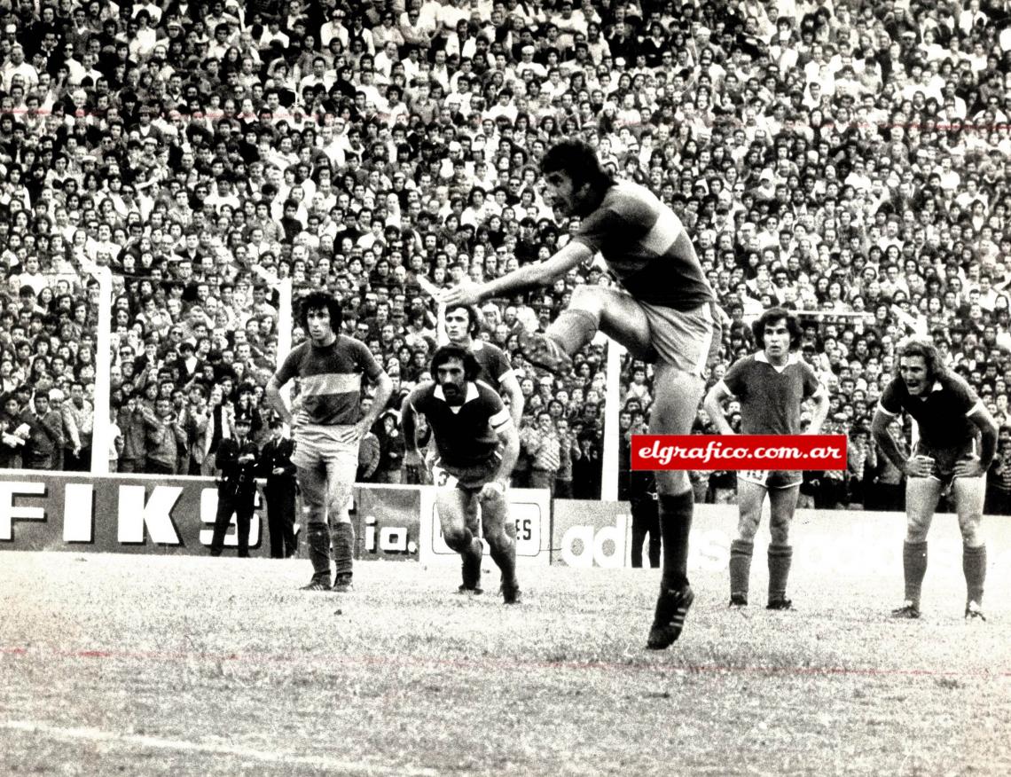 Gol de penal de Nicolau a Independiente, un clásico jugado el 29 de abril de 1974. El partrido finalizaría 1 a 0 para el Xeneize.