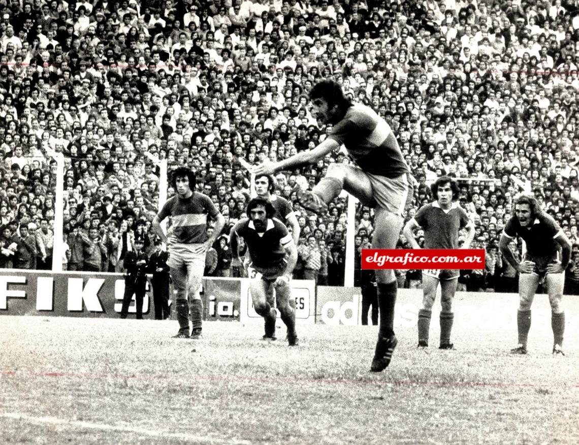 Imagen Gol de penal de Nicolau a Independiente, un clásico jugado el 29 de abril de 1974. El partrido finalizaría 1 a 0 para el Xeneize.