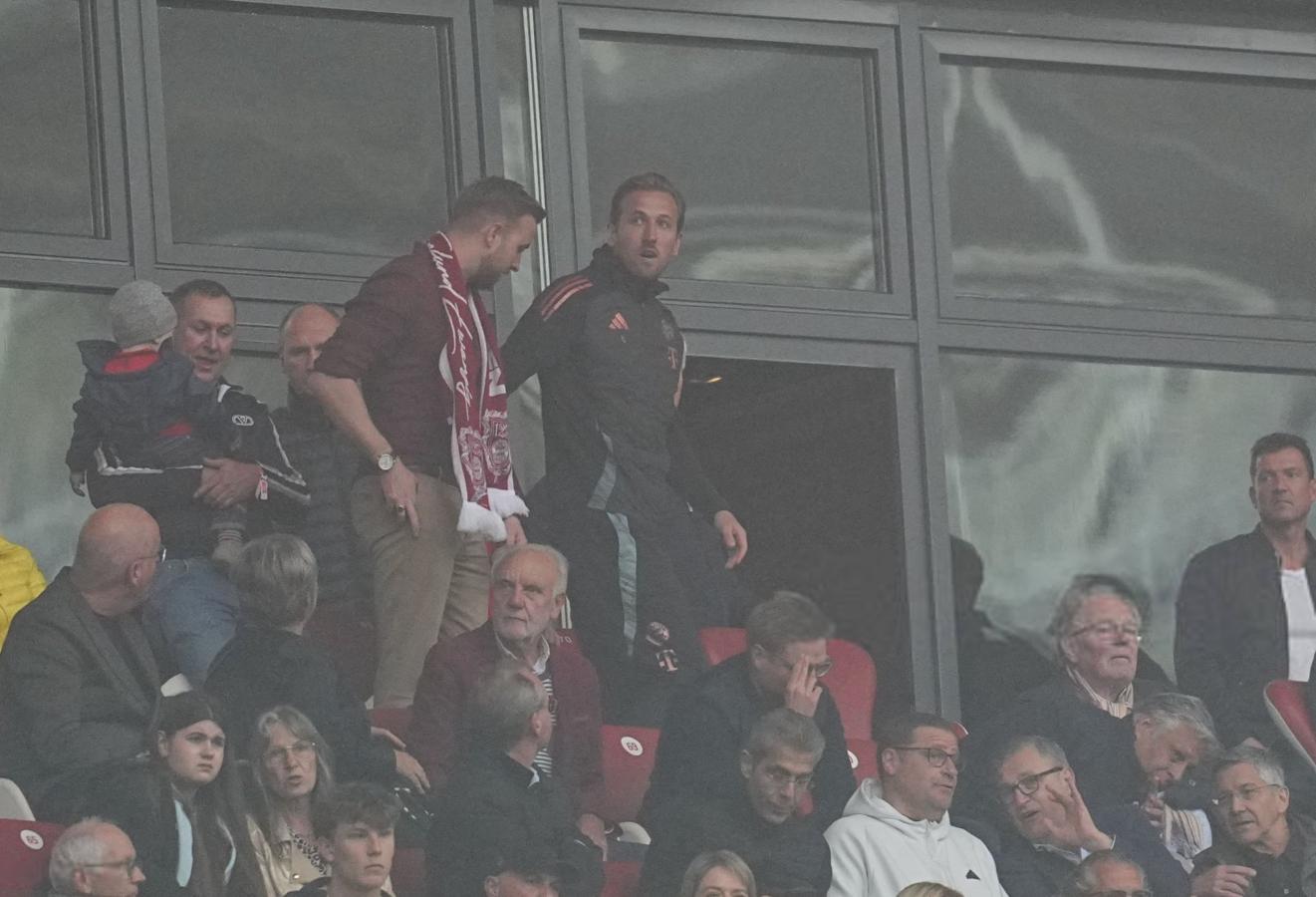 Imagen Harry Kane vio el partido desde la platea por estar suspendido.