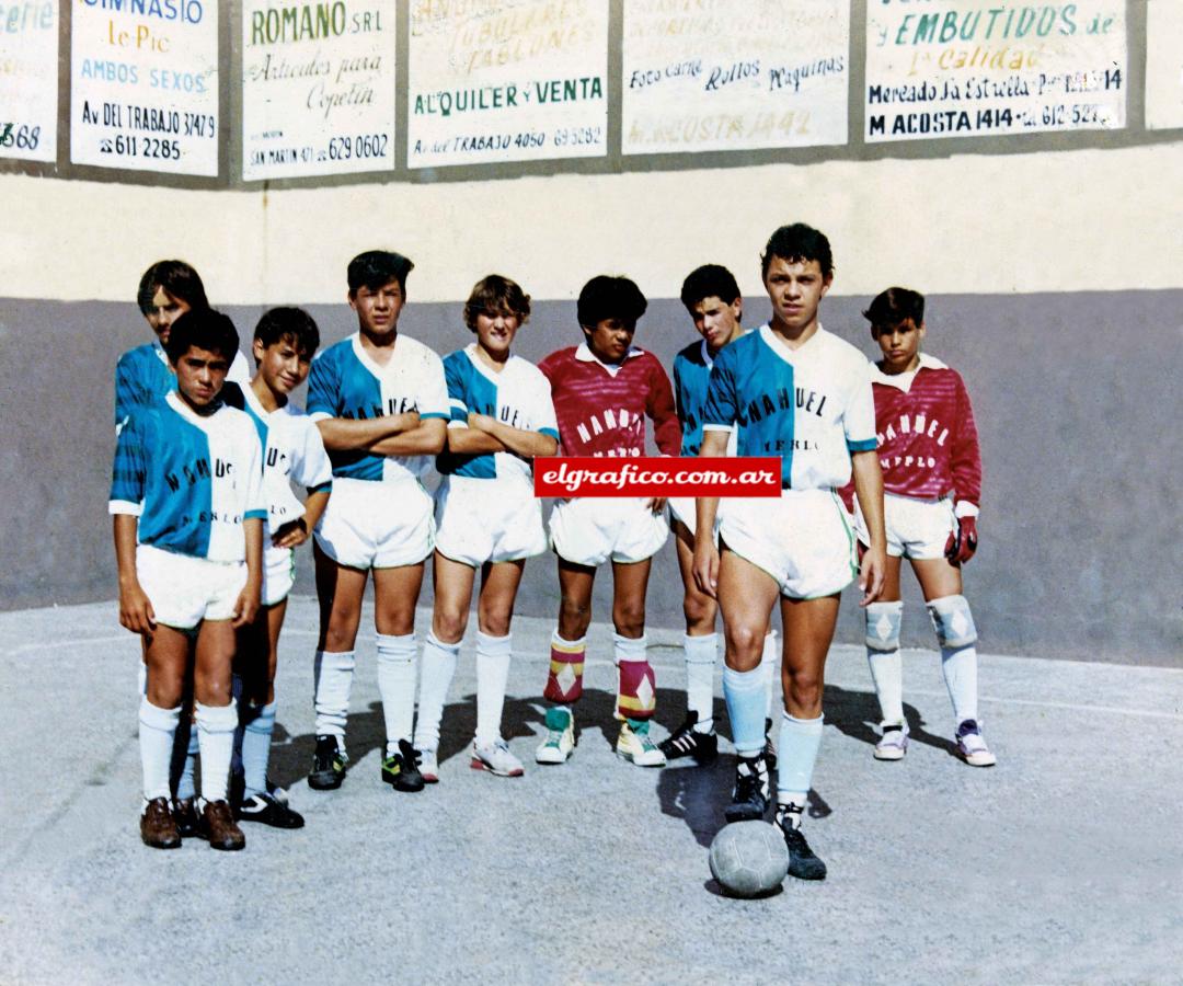 Imagen Marcelo Daniel Gallardo. (18 de enero 1976) . Con el equipo de baby del club de barrio Nahuel. "En Merlo vivía enfrente de un potrero, y mi familia era muy futbolera. Yo acompañaba siempre a mi viejo a sus partidos. Lo primero que me regalaron fue una pelota, pero hasta los 8 o 9 años no se me había despertado el deseo y prefería remontar barriletes".