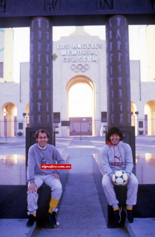 Imagen 1985. Bochini y Maradona, en la estación del Memorial Coliseum de Los Ángeles. 