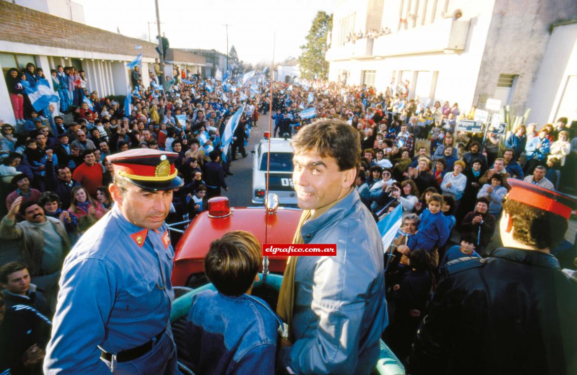 Imagen La vuelta a Ranchos, su pueblo natal, como campeón del mundo. “Fue impresionante, ni imaginaba algo asi, estaba todo el pueblo, me subieron a la autobomba. Reencontrarme con la gente de mi pueblo, pensar en los sacrificios para llegar…Fue emocionante”. Hoy el estadio de Ranchos se llama: José Luis Brown.