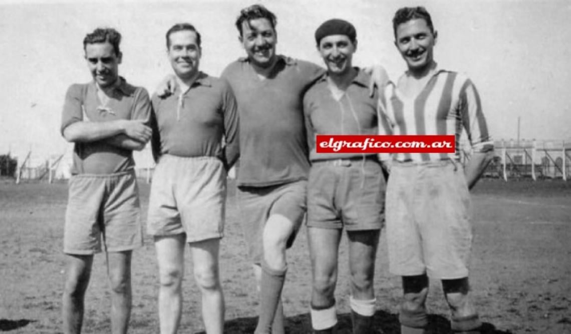 Imagen Frondizi vestido de jugador, es el segundo desde la derecha. Durante su juventud, y antes de arrimarse definitivamente a la política, fue defensor de Almagro. La boina era una marca característica.