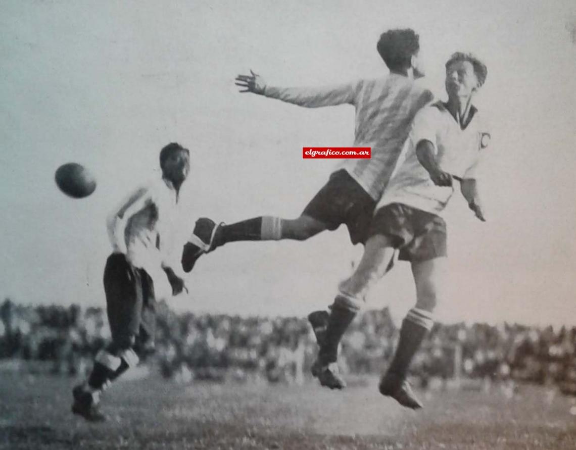 ARGENTINA 2 – BRASIL 2. Nacimento detiene a Bianchi cuando intentaba una rápida escapada.