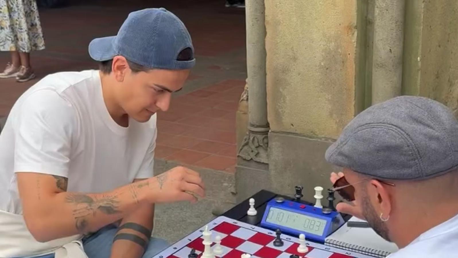 Imagen Dybala, un gran apasionado por el ajedrez.