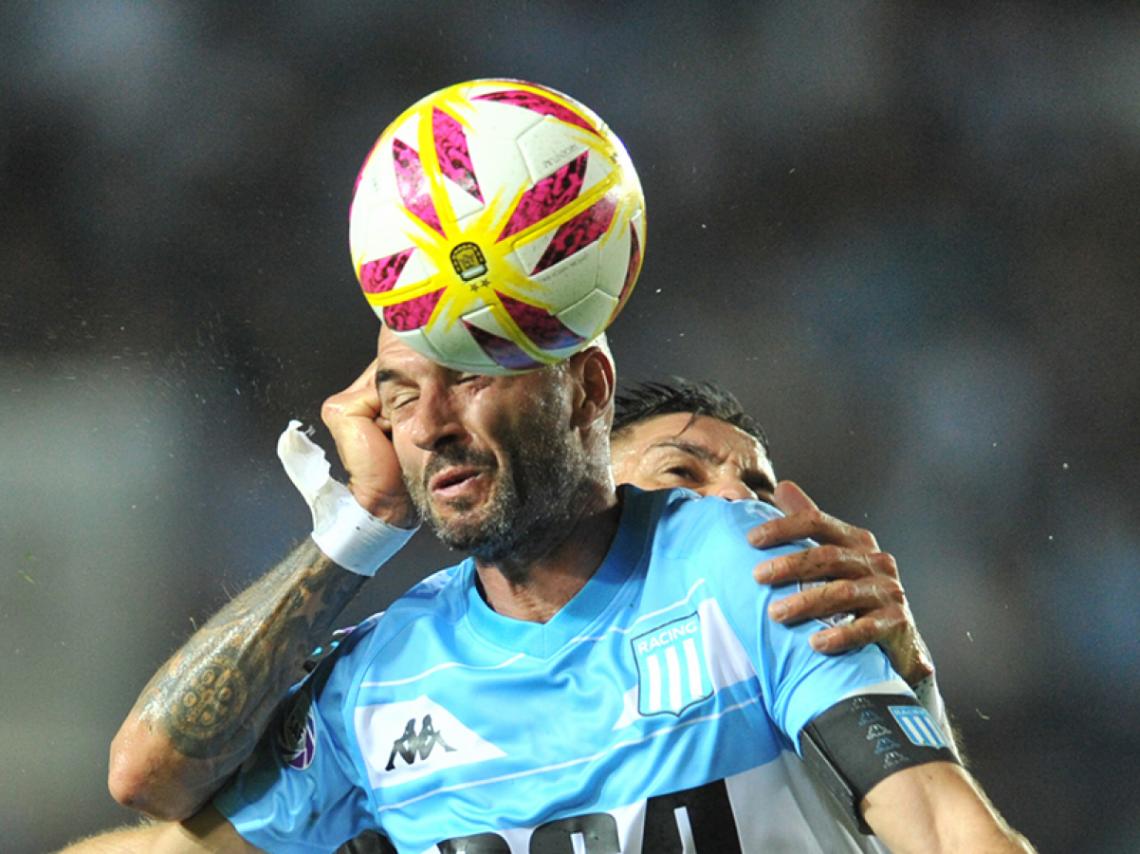 Imagen Lisandro López lucha por la pelota, va a todas como si fuese la última y eso contagia a sus compañeros.