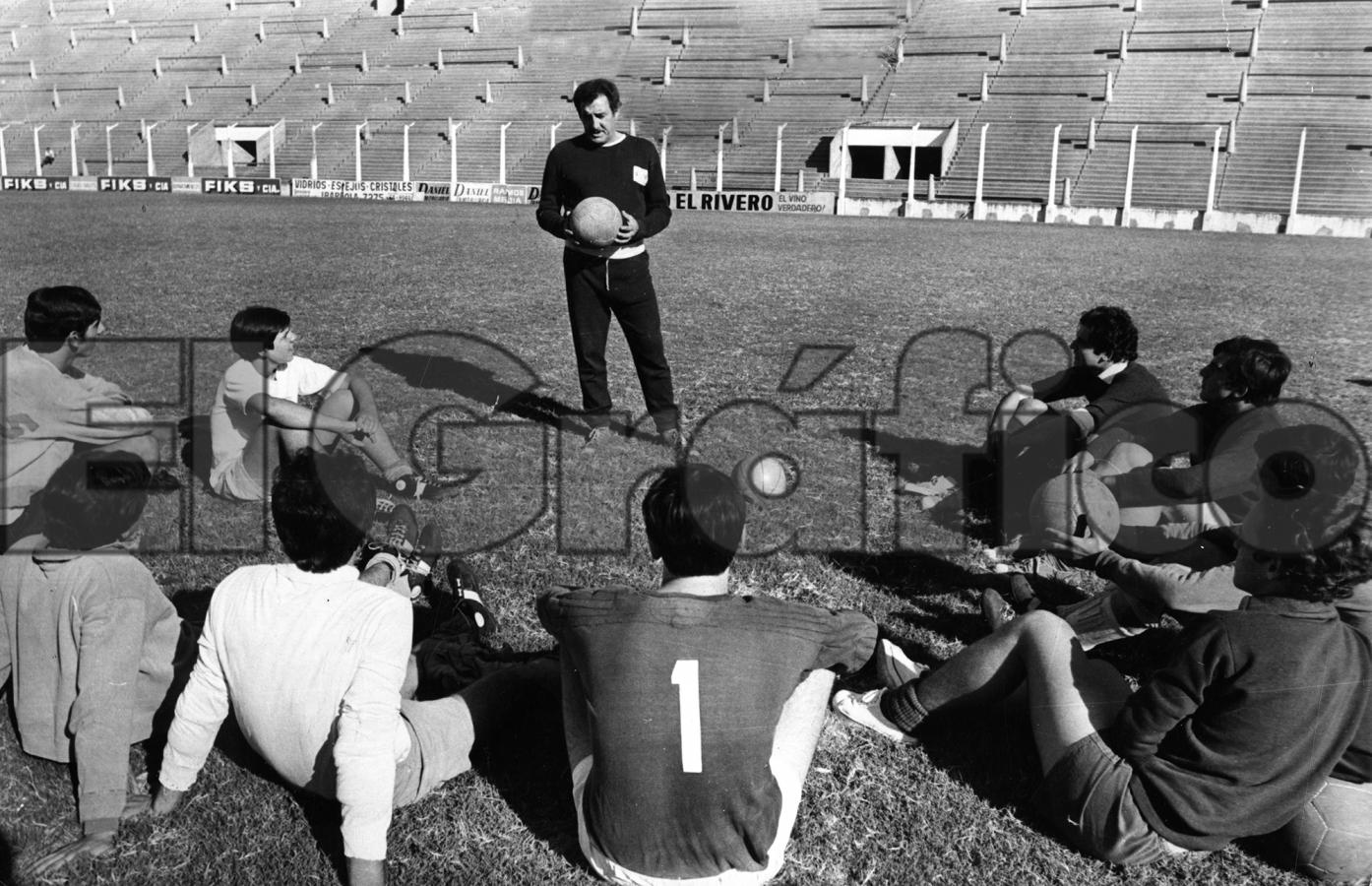 Imagen Ya retirado, transmitiendo su sabiduría a los arqueros de Vélez, en 1970.